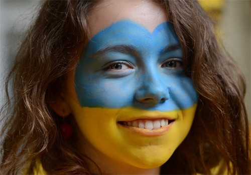 Những thiếu nữ Ukraina xinh như thiên thần chào đón EURO ảnh 15
